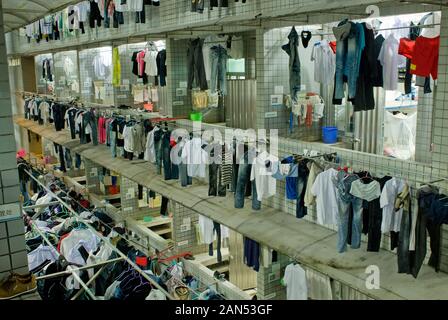 --FILE--vêtements de travailleurs migrants chinois sont suspendus pour diffuser à un bâtiment dortoir à Dongguan City, province de Guangdong, en Chine du Sud le 30 novembre 2014. Banque D'Images