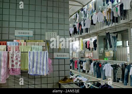 --FILE--vêtements de travailleurs migrants chinois sont suspendus pour diffuser à un bâtiment dortoir à Dongguan City, province de Guangdong, Chine du Sud, 9 mai 2012. Zhan Banque D'Images