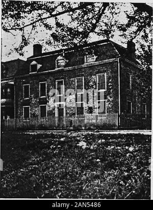 Le parsonage entre deux manoirs ; Annales de l'Clover-Reach thousandacres ., et aussi mille acres de l'UpperManor sur le côté est de la rivière, y compris le site de Greenbush. Hendrick retiré à ce hisfriends Claverack avec de de l'ancienne communauté d'Albany comme hecould inciter à se joindre à lui, passant son temps entre Manor et Fort Crailo inférieur, qui s'élevait sur la partie nord de son domaine. Fort Crailo, qui a été nommé d'après le familyestate près d'Amsterdam, Hollande, avait été construit en1642, une pierre dans la cave mur de l'in-scription K. C. R. 1642 Anno Domini. L'ini Banque D'Images