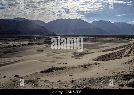 Dessert sec arides dunes de sable de la vallée de Nubra avec stérile de l'himalaya de montagne en arrière-plan sur le Ladakh, au Cachemire, en Inde Banque D'Images