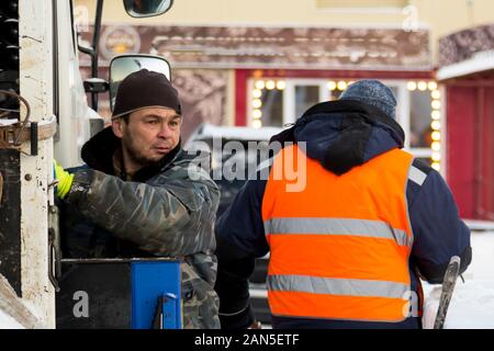 Conducteur du manipulateur hydraulique sur le lieu de travail Banque D'Images