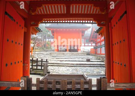 Portes extérieures du temple au Kasuga Taisha ou au Grand Sanctuaire de Kasuga Banque D'Images