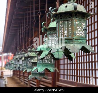 Lanternes de cuivre au Grand Sanctuaire de Kasuga à Nara, Japon Banque D'Images