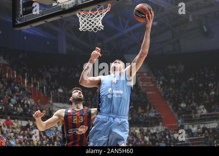 Saint Petersburg, Russie. 15 Jan, 2020. Colton Iverson (R) de Zenit en action contre Riad Lazizi Shengelia (L) d'Kirolbet Baskonia Vitoria Gasteiz, au cours de la Turkish Airlines EuroLeague 2019/2020 Saison régulière 19 Ronde match entre Zenit St Petersburg et Kirolbet Baskonia Vitoria Gasteiz Crédit : SOPA/Alamy Images Limited Live News Banque D'Images