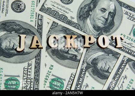 Le mot Jackpot sur le 100 us dollar bills arrière-plan. Macro-vision 100 billets en dollars. Casino ou l'argent américain Cash Lotto gagnant. Banque D'Images