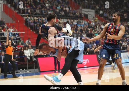 Saint Petersburg, Russie. 15 Jan, 2020. Colton Iverson (vers le bas) de Zenit en action contre Riad Lazizi Shengelia (Up) d'Kirolbet Baskonia Vitoria Gasteiz, au cours de la Turkish Airlines EuroLeague 2019/2020 Saison régulière 19 Ronde match entre Zenit St Petersburg et Kirolbet Baskonia Vitoria Gasteiz Crédit : SOPA/Alamy Images Limited Live News Banque D'Images