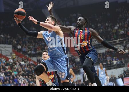 Saint Petersburg, Russie. 15 Jan, 2020. Colton Iverson (L) de Zenit en action contre Ilimane Diop (L) d'Kirolbet Baskonia Vitoria Gasteiz, au cours de la Turkish Airlines EuroLeague 2019/2020 Saison régulière 19 Ronde match entre Zenit St Petersburg et Kirolbet Baskonia Vitoria Gasteiz Crédit : SOPA/Alamy Images Limited Live News Banque D'Images