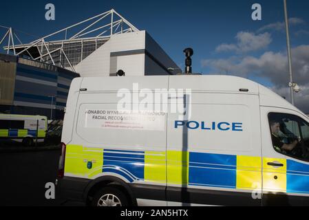 Cardiff, Glamorgan, Pays de Galles, Royaume-Uni. 12 janvier 2020. Les fans de football, recourir à leurs visages avec des masques couvrant en protestation de la décision de la police d'utili Banque D'Images