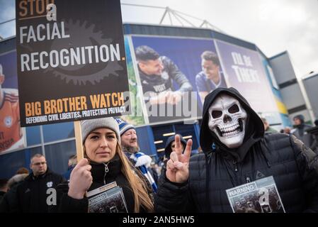 Cardiff, Glamorgan, Pays de Galles, Royaume-Uni. 12 janvier 2020. Les fans de football, recourir à leurs visages avec des masques couvrant en protestation de la décision de la police d'utili Banque D'Images