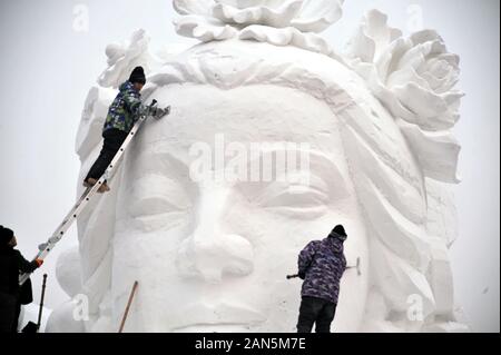 Faire d'énormes échoppes snow sculpture pour l'Harbin International Ice and Snow Festival à Sun Island, ville de Harbin, au nord-est de la Chine Heilong Banque D'Images