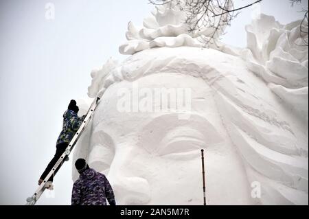 Faire d'énormes échoppes snow sculpture pour l'Harbin International Ice and Snow Festival à Sun Island, ville de Harbin, au nord-est de la Chine Heilong Banque D'Images