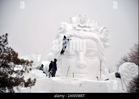 Faire d'énormes échoppes snow sculpture pour l'Harbin International Ice and Snow Festival à Sun Island, ville de Harbin, au nord-est de la Chine Heilong Banque D'Images