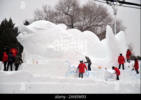 Faire d'énormes échoppes snow sculpture pour l'Harbin International Ice and Snow Festival à Sun Island, ville de Harbin, au nord-est de la Chine Heilong Banque D'Images