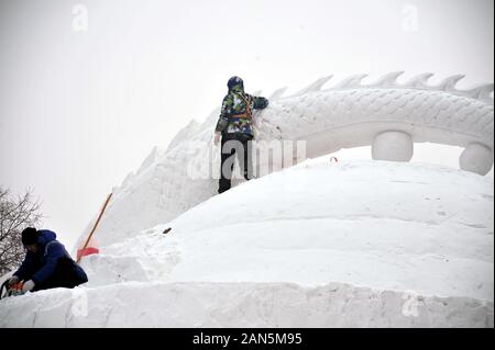 Faire d'énormes échoppes snow sculpture pour l'Harbin International Ice and Snow Festival à Sun Island, ville de Harbin, au nord-est de la Chine Heilong Banque D'Images