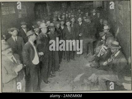 Annexe aux Journaux du Sénat et l'Assemblée générale de l'..session de l'Assemblée législative de l'État de Californie . Un iiiicmi^M K)toye(l dans de u ; ..Francisco, le Howard street. San avant Noël, IVl-t.. Intérieur de l'agence pour l'emploi ci-dessus de l'IHE ?^^^JF-}^^J K-^ l.Iackboarrlsthere ont été pratiquement pas d'emploi affichées sur le blacKDoaras quand cette photo a été prise 106 COMMISSION D'IMMKiKATlOX JIOISINC ^H) mM j'^r ; pci sans ressources&gt ; Armée du Salut lieadijuarlcr^ !. San Fiaticisc). ln-iiig yivin Ip.j-.kiil nourriture pour leur Noël (iimiers. 1914. Banque D'Images