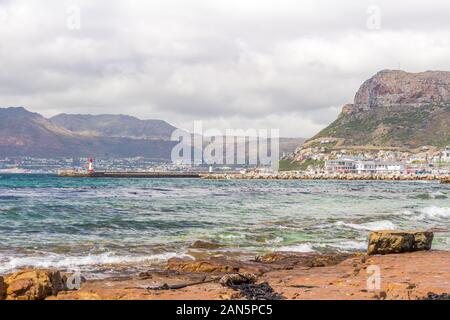 CAPE TOWN , AFRIQUE DU SUD - 03 janvier 2019 : La vue de St James sur la plage des ports de Kalk Bay et brise-lames phare construit en 1919 à |F Banque D'Images