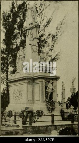 Guide standard à Cuba : un nouveau guide complet de l'île de Cuba, avec des cartes, illustrations, les itinéraires de voyage, l'histoire, et un guide de conversation français-anglais . ofreligion bus portant la lumière dans le Nouveau Monde. Le cimetière comporte de nombreux monuments à la main certains richement ciselés, marbres et tombes decoratedwith les avenues ligne fleurs en porcelaine. Seulement à l'intérieur de l'entrée, sur la gauche de l'avenue centrale, est le tombeau de Major-GeneralYneguez theCuban Calixto Garcia, chef qui est mort à Washington pour se laver en 1899. Le ClubCalixto memorialwas fournis par le Garcia-, par public sub-scription ; il est décoré avec Banque D'Images