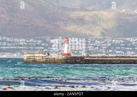 CAPE TOWN , AFRIQUE DU SUD - 03 janvier 2019 : La vue de St James sur la plage des ports de Kalk Bay et brise-lames phare construit en 1919 à |F Banque D'Images