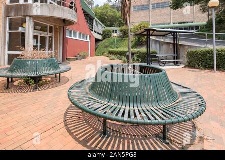 Public extérieur peint vert meubles conçus dans les années 1980 et utilisée ici par l'ouest de l'Institute of TAFE, Lithgow Campus Banque D'Images