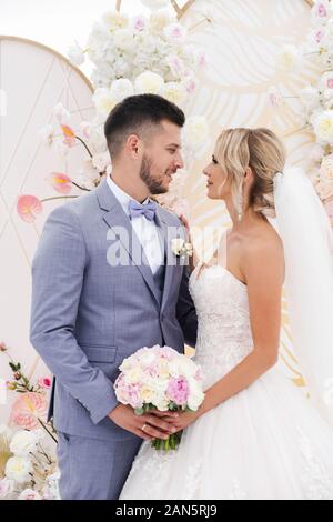 Beau couple à la cérémonie de mariage Banque D'Images