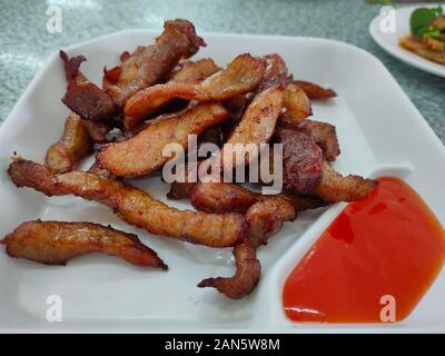 La nourriture frite porc séché. Apéritif Local food en Thaïlande pour le petit déjeuner ou le déjeuner. Banque D'Images