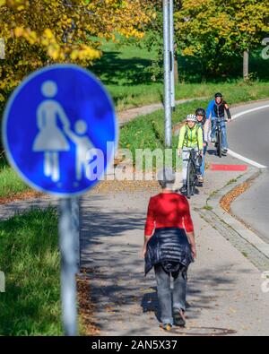 Les cyclistes et les piétons sur une route combinée Banque D'Images