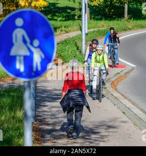 Les cyclistes et les piétons sur une route combinée Banque D'Images