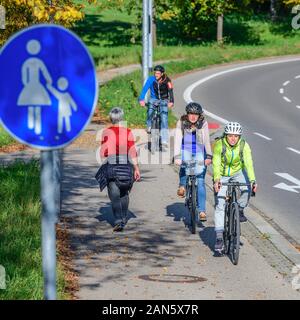 Les cyclistes et les piétons sur une route combinée Banque D'Images