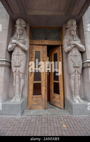 Fragment d'une façade de la maison rentable de A.I. Nezhinskaya ( maison égyptienne ).Ancienne maison d'appartement 23 à Saint-Pétersbourg, Russie Banque D'Images