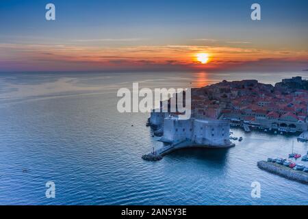 Côte croate révélant la vieille ville de Dubrovnik et les murs de la ville au coucher du soleil.vieille ville européenne et mer Adriatique.Plage de Banje à Dubrovnik, région de la Dalmatie Banque D'Images