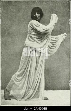 Histoire du costume antique d'après des études sur le modèle vivant . Fig. 107. L. GR.A.NDE TUNIQUE IONIENNE. Daprès une peinture de vase. delé en forme dosselet-, porte plusieurs images d'une des mêmes danseuses supé, si curieusement attifées. De Witte, Collection de lHôtel Lambert, pi. X, 4.- Fuktv.j-H.60/70;utilisateur, Gricch. Vasenmalerei, pi. 130.. •Ig. io8. - La grande tunique ionienne.poser sur la nature. 212 HISTOIKK DU COSTUME ANTIQUE C. - LA TUNIQUE IONIENNEPORTÉE AVEC DIVERS MANTEAUX Banque D'Images