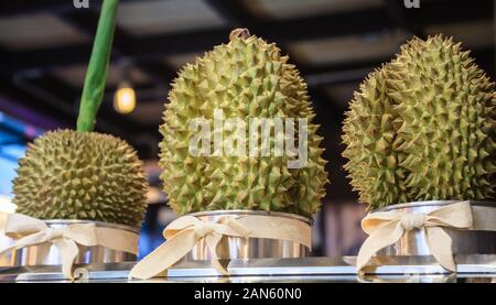 Délicieux frais mûrs fruits Durian vert en vente sur stand. Durian, le roi des fruits, est apprécié en Asie du sud-est et la santé très Banque D'Images