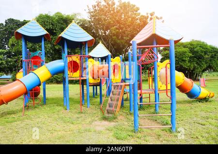 Jeux pour enfants sur les activités de plein air dans le jardin avec arbres verts contexte / aire de jeux colorée sur chantier dans le parc Banque D'Images