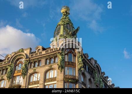 SAINT-PÉTERSBOURG. Russie - ancienne maison de chanteur - maison de livres (russe: Dom Knigi) à la perspective Nevsky le jour Banque D'Images