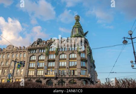 SAINT-PÉTERSBOURG. Russie - ancienne maison de chanteur - maison de livres (russe: Dom Knigi) à la perspective Nevsky le jour Banque D'Images