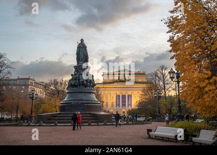 SAINT-PÉTERSBOURG. Russie - le Monument de Catherine le Grand II devant le Théâtre Alexandrinsky ou le Théâtre dramatique de l'Académie Pouchkine de Russie Banque D'Images