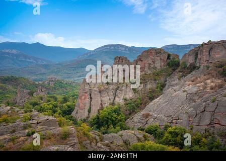 Beau paysage avec des formations rocheuses bizarres. Pierres étonnantes formations rocheuses et murs d'une forteresse médiévale à Belogradchik, Bulgarie Banque D'Images