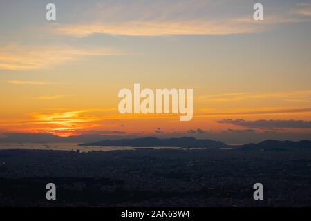 Coucher du soleil à Athènes sur un ciel nuageux avec une vue sur la ville depuis la colline de Lycabettus Banque D'Images