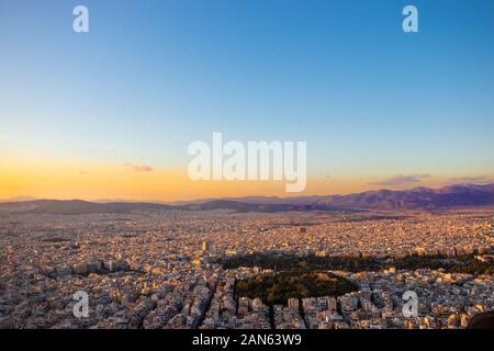 Coucher du soleil à Athènes sur un ciel nuageux avec une vue sur la ville depuis la colline de Lycabettus Banque D'Images