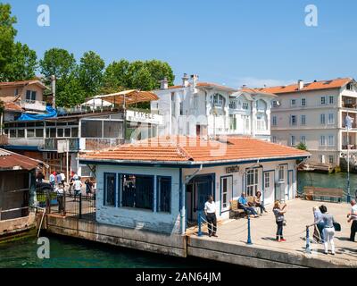 Istanbul, Turquie, Sariyer / Yeniky ('New Village' en turc) kiosque port. Yenikoy est un quartier dans le district de Saryer Istanbul, Turquie. Banque D'Images