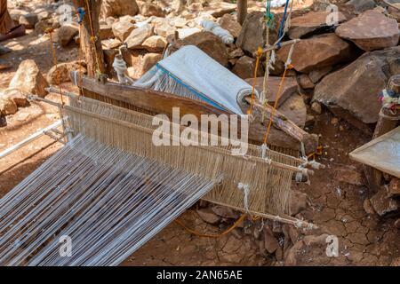 Part tisser dans village Konso, carat en Éthiopie. Arrière-plan de l'artisanat. Détail de tissage traditionnel vintage part à tisser. Banque D'Images