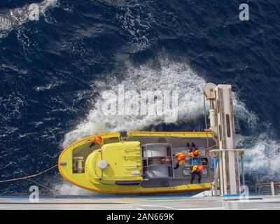 Un bateau sismique d'être lancé à partir du vaisseau mère pour un transfert de personnel alors que le navire subit des activités sismiques à l'ouest des Shetland. Banque D'Images