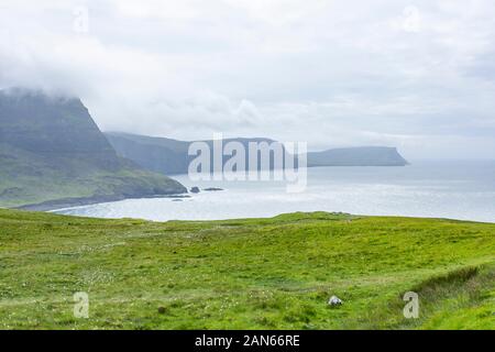 Neist Point Lighthouse, champs, falaises, et des moutons sur l'île de Skye en Écosse. Banque D'Images