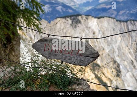 Danger Avertissement au bord de rompre l'Illgraben, l'un des plus grands en Europe. aereas érosion Chandolin, Val d'Anniviers, Canton du Valais, Eur Banque D'Images