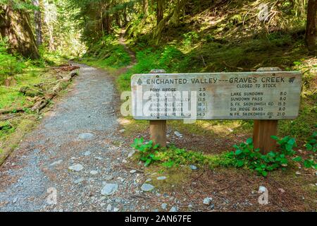 Signe de piste et la vallée enchantée Graves Creek dans la région de Olympic National Park, Washington, USA Banque D'Images