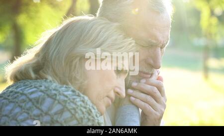 Senior femme triste à pleurer, Faire place au mari perte relative, la peine et la tristesse Banque D'Images