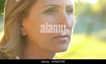 Pensive vieille femme réflexion sur la vie, la chirurgie plastique et de botox, face closeup Banque D'Images