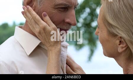 Femme à la retraite mans face, date romantique dans le parc, les grands-parents l'amour Banque D'Images