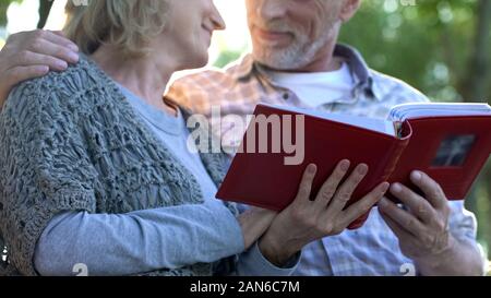Couple aimant avec photobook tendrement à l'un de l'autre, d'agréables moments Banque D'Images