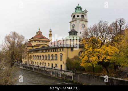 Vue sur 'Muller'sches Volksbad'. Maison de bain historique dans le centre de Munich. Architecture néo-baroque située sur la rivière Isar. Style Art nouveau. Banque D'Images